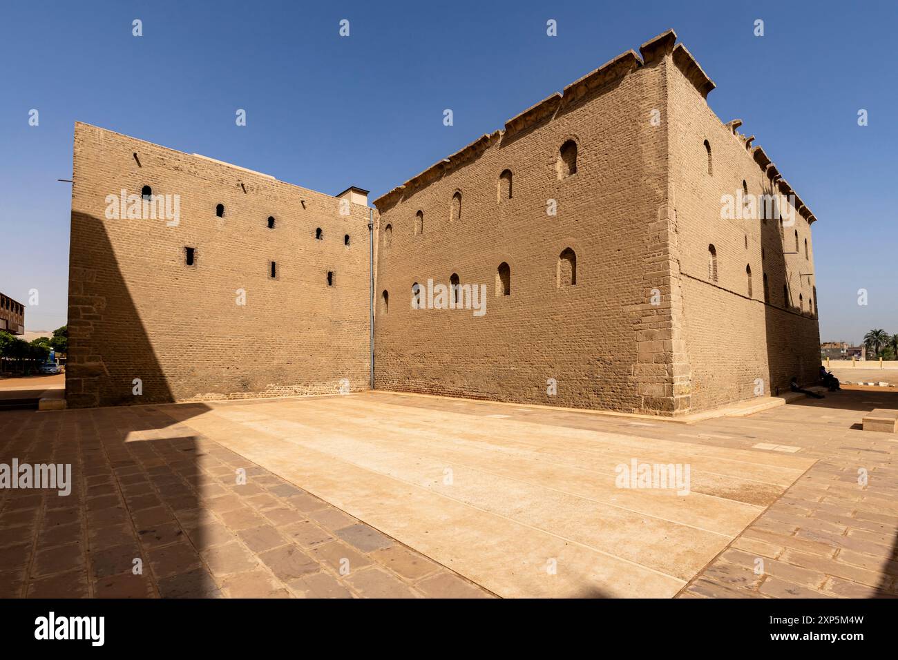 Il Monastero Rosso, antico monastero in rovina, sponda occidentale del Nilo, Sohag (Suhag, Suhaj), Egitto, Nord Africa, Africa Foto Stock