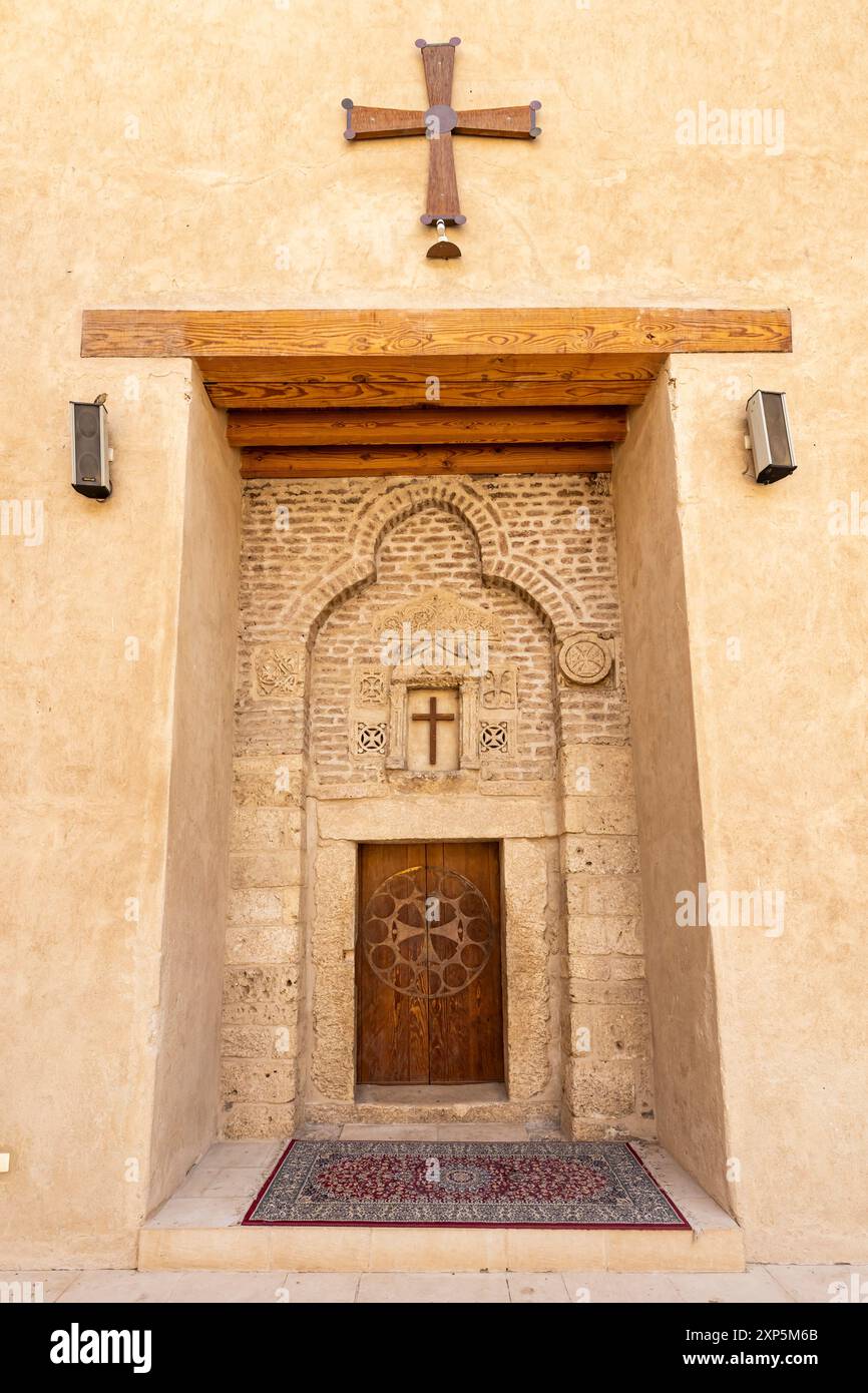 Monastero rosso, Croce all'ingresso della basilica, antico monastero, Sohag (Suhag, Suhaj), Egitto, Nord Africa, Africa Foto Stock