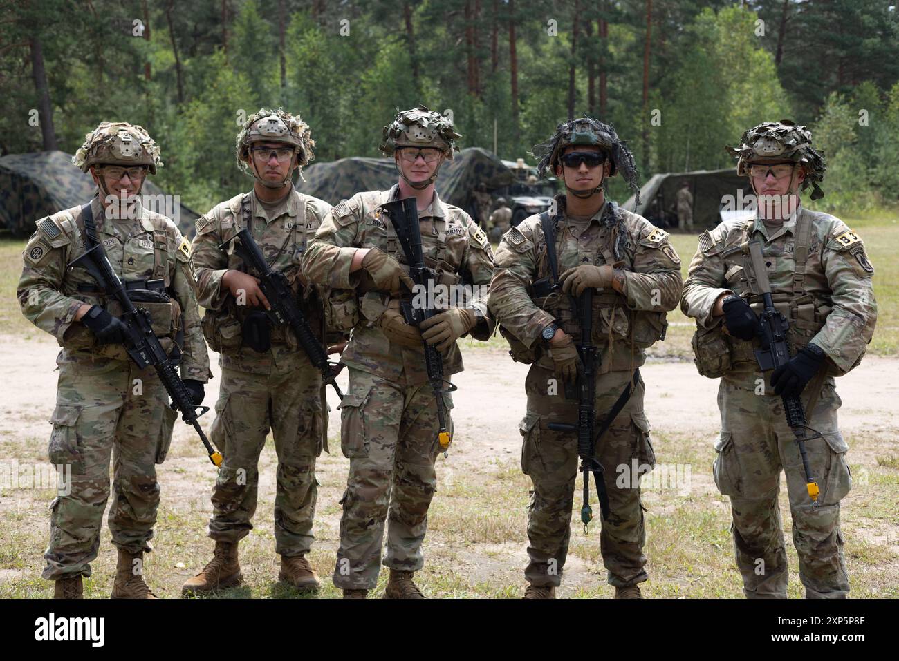 Soldati statunitensi, assegnati alla Task Force dell'Europa meridionale dell'Esercito degli Stati Uniti, in Africa, posa per una foto prima di partecipare ai compiti E3B (Expert Infantry Badge, Expert Soldier Badge, Expert Field Medical Badge) durante il Concorso Best Squad dell'Esercito USA in Europa e Africa (USAREUR-AF) presso l'area di addestramento di Grafenwoehr, Germania, 3 agosto 2024. Soldati provenienti da tutta l'Europa e l'Africa dell'esercito statunitense (USAREUR-AF) parteciperanno al concorso Best Squad Competition di Grafenwoehr, Germania, dal 31 luglio al 9 agosto 2024. Le squadre che rappresentano le unità di tutta l'USAREUR-AF metteranno alla prova la loro competenza tattica, comunicazione e generale Foto Stock