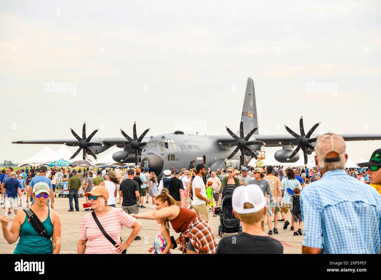 FARGO, NORTH DAKOTA (27 luglio 2024) i visitatori e i marinai apprezzano il Fargo AirSho e visitano un C130 Hercules, un aereo da trasporto militare. L'Air Show presenta in anteprima il Blue Angels Demonstration Team e l'F-22 Raptor Demonstration Team della United States Air Force. Le settimane della Marina consistono in una serie di eventi coordinati dall'Ufficio della Marina di Community Outreach, progettati per dare agli americani l'opportunità di conoscere la Marina, il suo popolo e la sua importanza per la sicurezza nazionale e la prosperità. (Foto US Navy di Mass Communication Specialist 2nd Class Caleb strong/rilasciata) Foto Stock