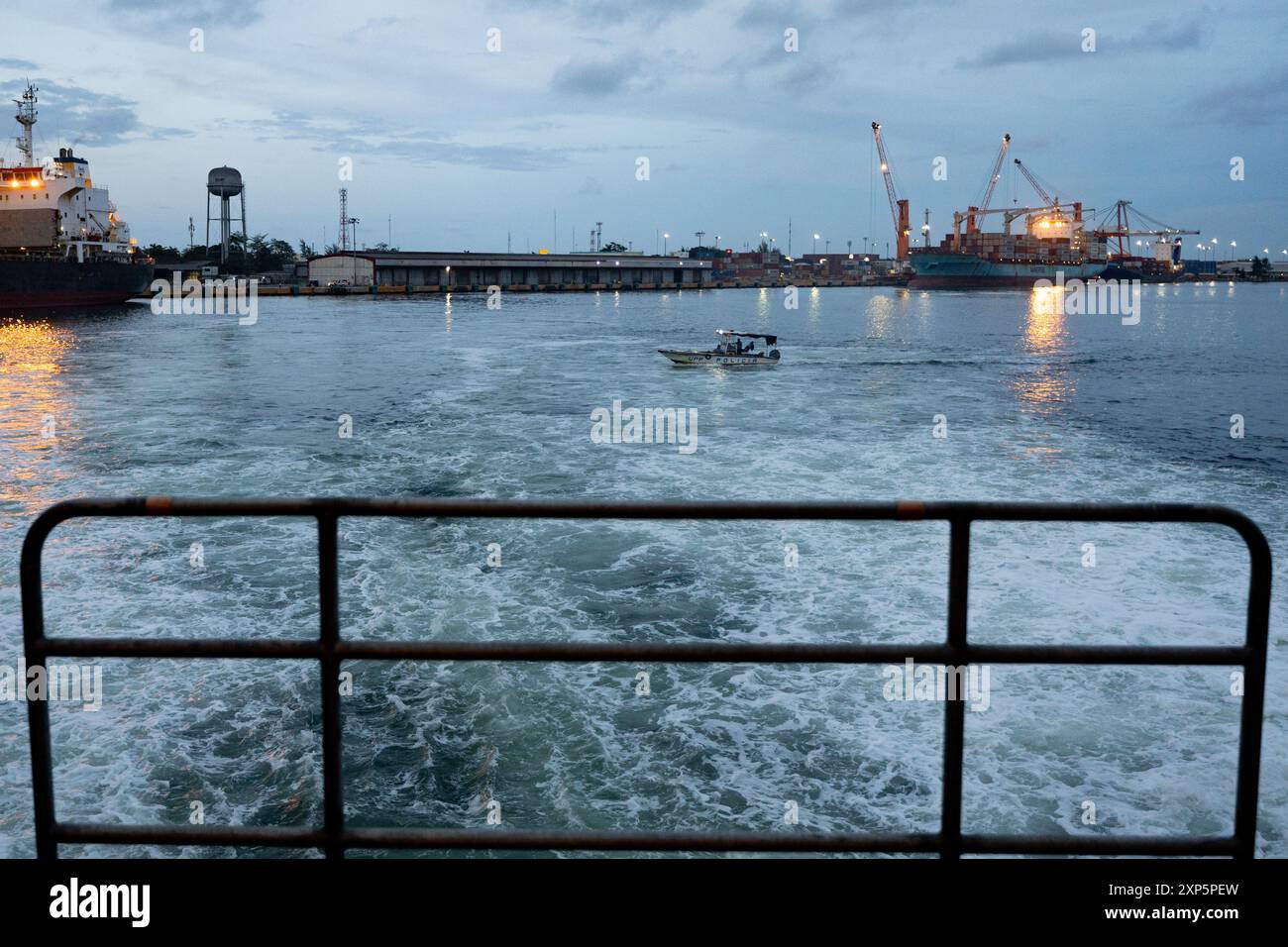 PUERTO CORTÉS, Honduras (2 agosto 2024) ¬ – Una nave della polizia honduregno si dirige a est della nave da trasporto veloce classe punta di lancia USNS Burlington (T-EPF 10) mentre la nave parte da Puerto Cortés, Honduras, durante la promettente promessa 2024. Lo U.S. Southern Command e i suoi partner interagenzie si impegnano nei Caraibi e nell'America centrale e meridionale come una promessa duratura di promuovere l'amicizia, la partnership, la solidarietà e la sicurezza collettiva. (Foto della Marina degli Stati Uniti dello specialista della comunicazione di massa Seaman Jasmin L. Aquino) Foto Stock