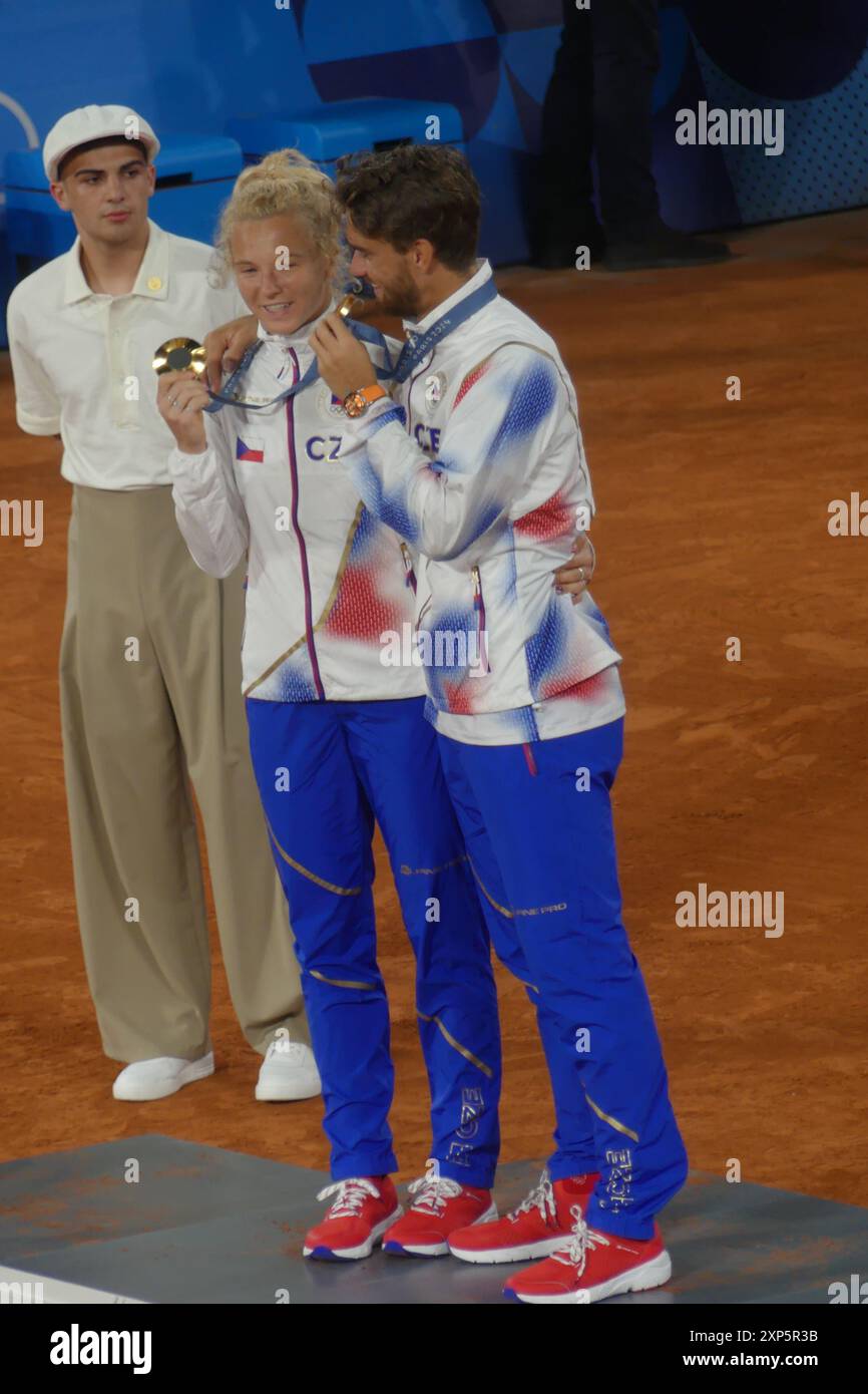 Stadio Roland Garros, 2 Av. Gordon Bennett, 75016 Parigi, Francia, 2 agosto 2024. Katerina Siniakova e Tomas Machac dei Paesi Bassi vincono l'oro nelle doppie miste di tennis alle Olimpiadi di Parigi del 2024. Crediti: ©Julia Mineeva/EGBN TV News/Alamy Live News Foto Stock