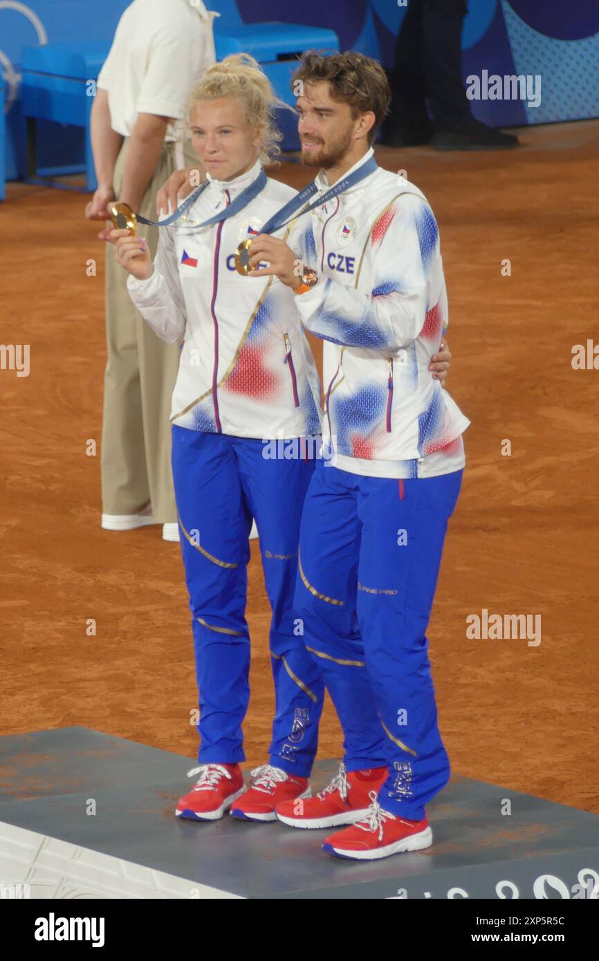 Stadio Roland Garros, 2 Av. Gordon Bennett, 75016 Parigi, Francia, 2 agosto 2024. Katerina Siniakova e Tomas Machac dei Paesi Bassi vincono l'oro nelle doppie miste di tennis alle Olimpiadi di Parigi del 2024. Crediti: ©Julia Mineeva/EGBN TV News/Alamy Live News Foto Stock