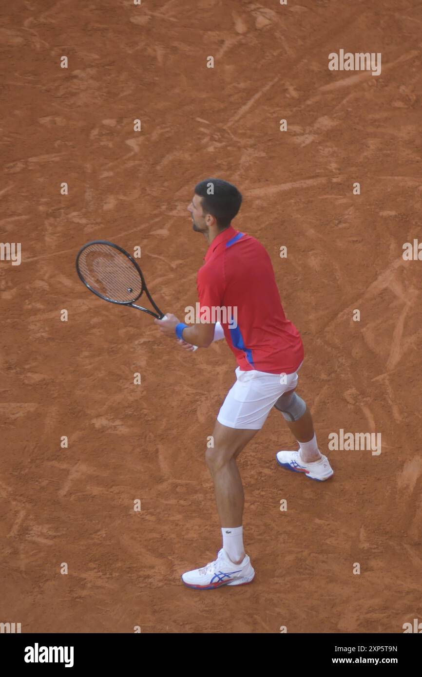 Stadio Roland Garros, 2 Av. Gordon Bennett, 75016 Parigi, Francia, 2 agosto 2024. La stella serba del tennis Novak Djokovic sconfigge l'italiano Lorenzo Musetti (6-4, 6-2) per avanzare nel Concorso individuale maschile alle Olimpiadi di Parigi 2024. Crediti: ©Julia Mineeva/EGBN TV News/Alamy Live News Foto Stock