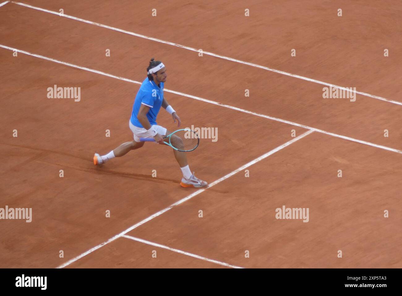 Stadio Roland Garros, 2 Av. Gordon Bennett, 75016 Parigi, Francia, 2 agosto 2024. La stella serba del tennis Novak Djokovic sconfigge l'italiano Lorenzo Musetti (6-4, 6-2) per avanzare nel Concorso individuale maschile alle Olimpiadi di Parigi 2024. Crediti: ©Julia Mineeva/EGBN TV News/Alamy Live News Foto Stock