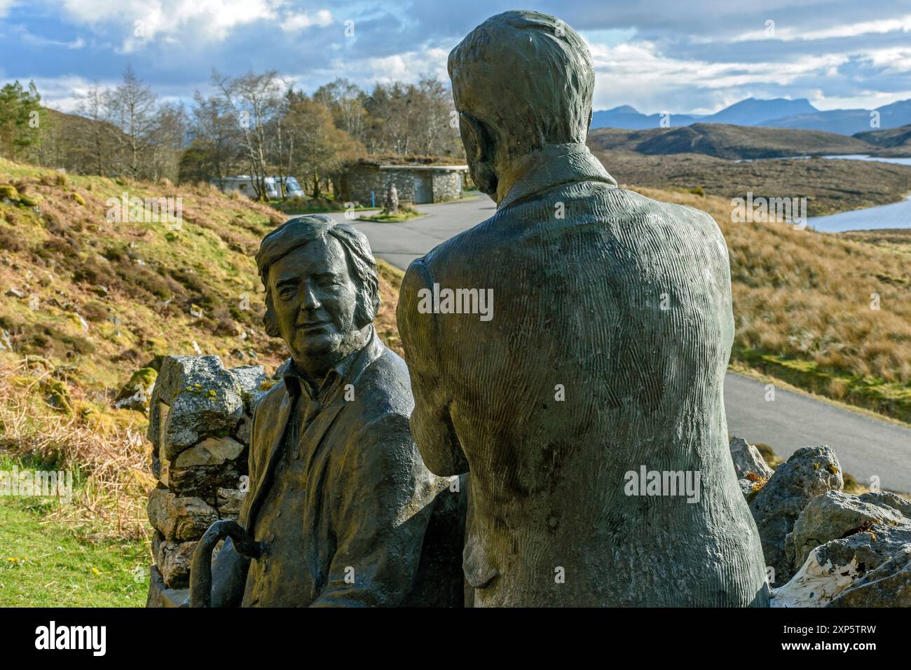 Scultura, di Alan Beattie Herriot, dei geologi Ben Peach e John Horne, presso il centro visitatori Knockan Crag, Sutherland, Scozia, Regno Unito Foto Stock