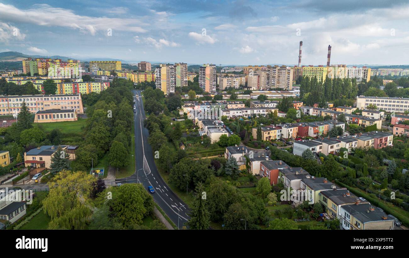 Vista aerea di un quartiere residenziale con parchi lussureggianti ed edifici moderni in una città nel primo pomeriggio Foto Stock