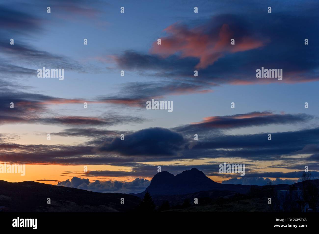 Tramonto sulla vetta di Suilven, da Elphin, Sutherland, Scozia, Regno Unito Foto Stock