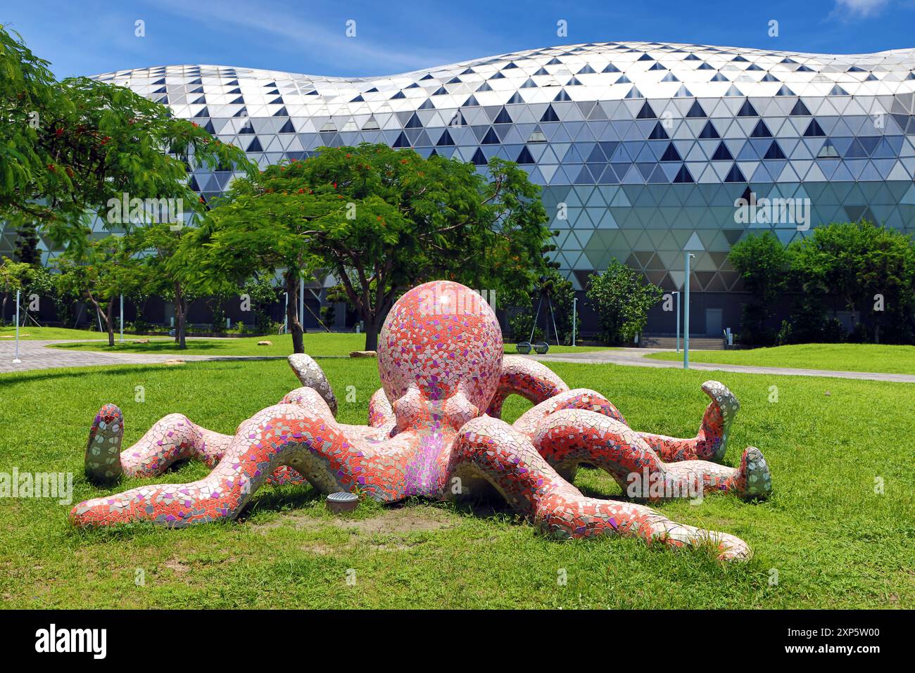 Centro esposizioni di Kaohsiung e statua del polipo, Kaohsiung, Taiwan Foto Stock