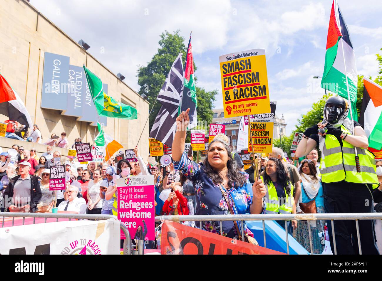 Leeds, Regno Unito. 03 AGOSTO 2024. Contro i manifestanti come manifestanti sia a sinistra che a destra dello spettro si sono riuniti a Leeds. Una considerevole assemblea di destra autoidentificante di circa 200 persone si è riunita con una contro-demo del SUTR, così come attivisti della settimana Pro Palestine march. La destra marciò per breve tempo attraverso il centro di Leeds e fu notato un arresto. Credito Milo Chandler/Alamy Live News Foto Stock