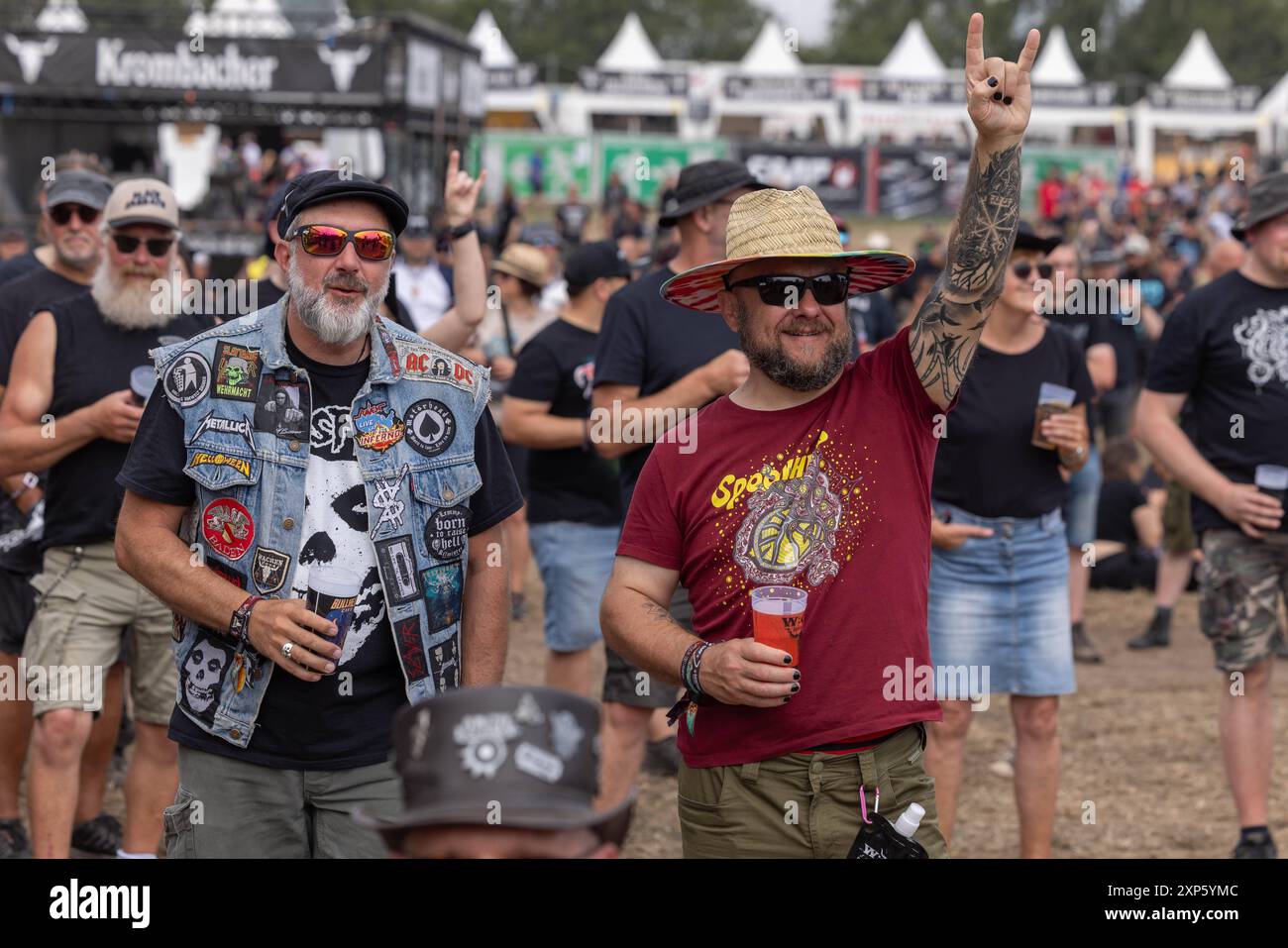 Wacken Open Air 2024 - letzter Tag, erst kam der Regen dann kamen Die headliner des Festivals. Sonne und gute Laune a Wacken am Samstag, dann ein starker Regenschauer, aber zum Ende des Festivals folgten bei gutem Wetter die letzten bands. Wacken Schleswig Holstein Deutschland  JR56251 *** Wacken Open Air 2024 lo scorso giorno, prima è arrivata la pioggia poi sono arrivati i protagonisti del festival Sun and Good Mood a Wacken sabato, poi una forte doccia a pioggia, ma alla fine del festival le ultime band seguirono con il bel tempo Wacken Schleswig Holstein Germania JR56251 Foto Stock