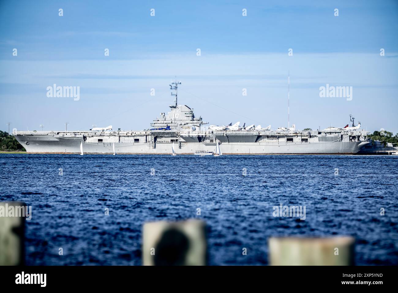 Portaerei USS Yorktown ancorata come museo nel porto di Charleston Foto Stock