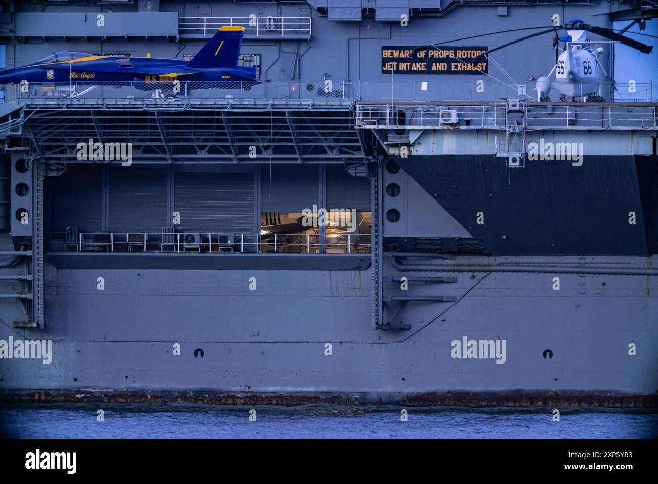 Portaerei USS Yorktown ancorata come museo nel porto di Charleston Foto Stock