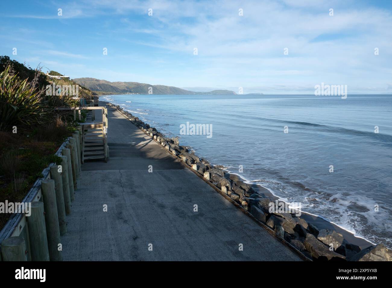 L'uomo ha costruito una pala costruita per proteggere la costa dall'erosione costiera a Raumati, Kapiti, nuova Zelanda Foto Stock