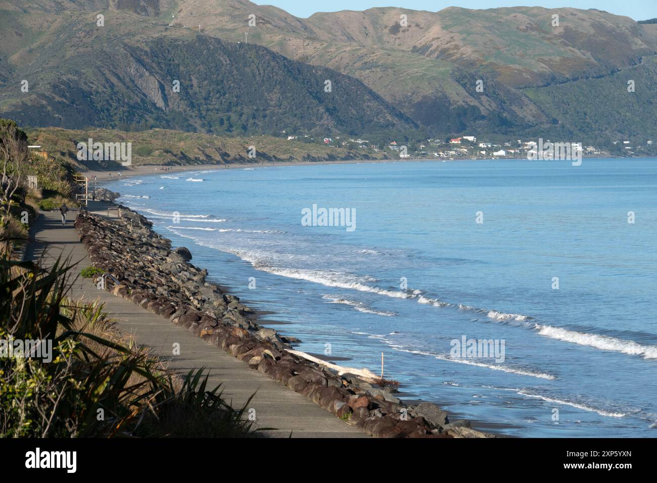 L'uomo ha costruito una pala costruita per proteggere la costa dall'erosione costiera a Raumati, Kapiti, nuova Zelanda Foto Stock