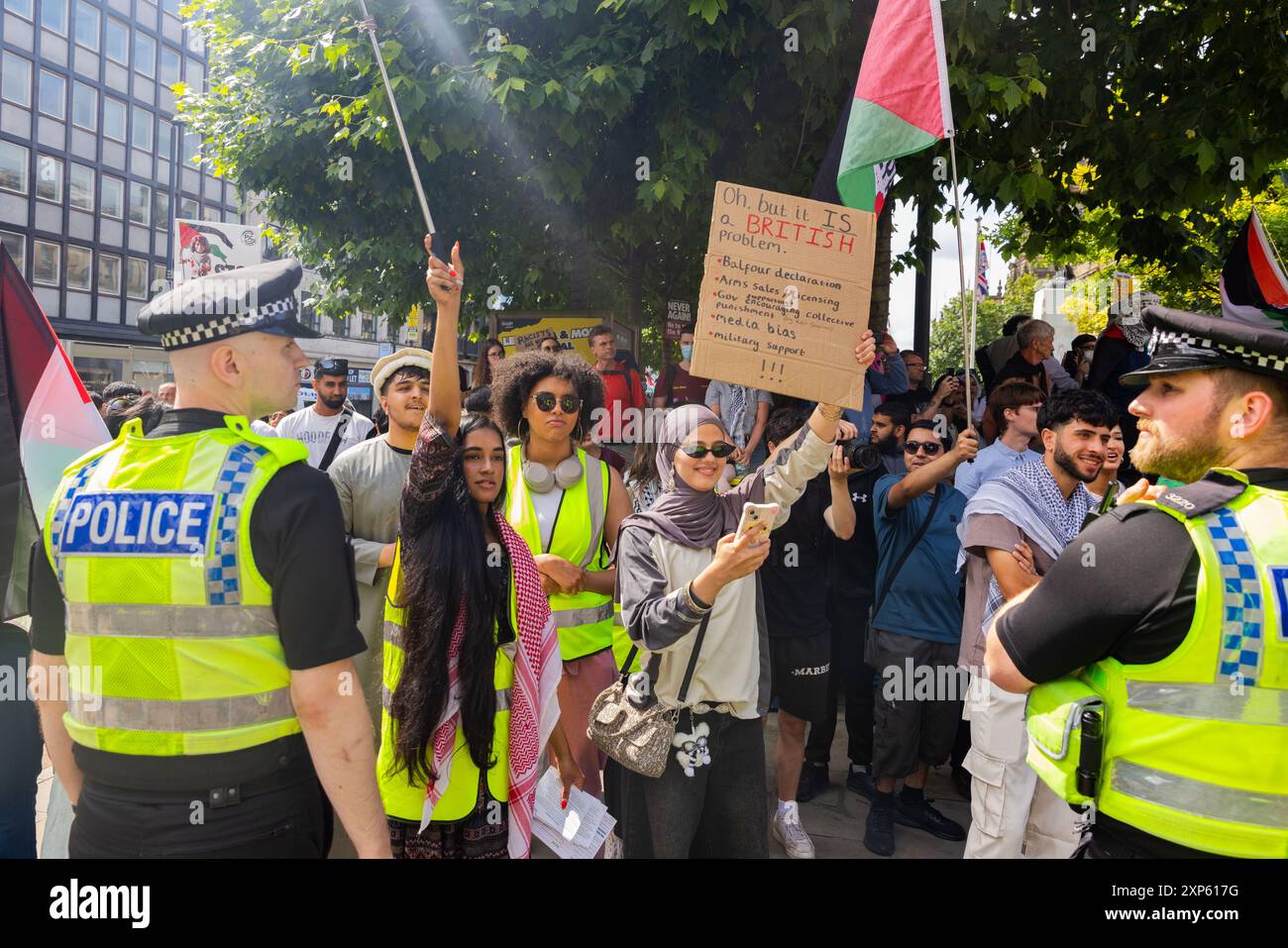 Leeds, Regno Unito. 03 AGOSTO 2024. Contro i manifestanti come manifestanti sia a sinistra che a destra dello spettro si sono riuniti a Leeds. Una considerevole assemblea di destra autoidentificante di circa 200 persone si è riunita con una contro-demo del SUTR, così come attivisti della settimana Pro Palestine march. La destra marciò per breve tempo attraverso il centro di Leeds e fu notato un arresto. Credito Milo Chandler/Alamy Live News Foto Stock