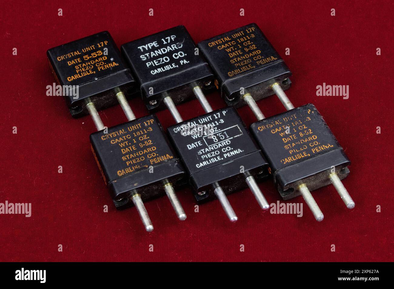 Set di sei cristalli radio vintage Military Ham. Varie frequenze. Sfondo rosso. Foto Stock