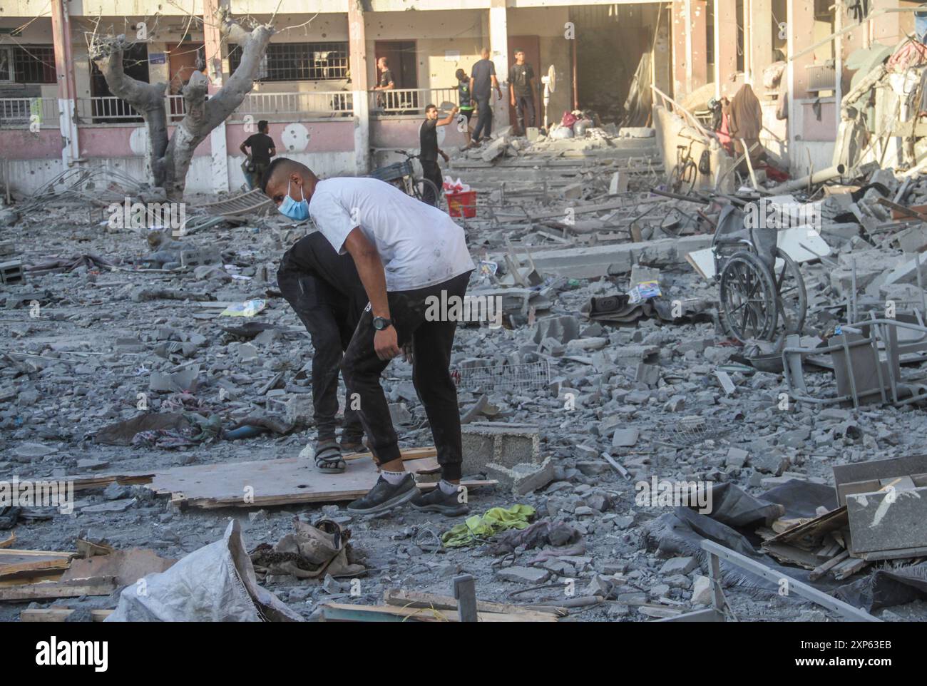 Gaza. 3 agosto 2024. I palestinesi ispezionano la scuola Hamama attaccata dagli aerei da guerra israeliani nel quartiere Sheikh Radwan a nord di Gaza City, 3 agosto 2024. Almeno 15 palestinesi sono stati uccisi e decine di altri feriti da un attacco aereo israeliano su una scuola nel quartiere Sheikh Radwan a Gaza City sabato, ha detto Hamas. Crediti: Mahmoud Zaki/Xinhua/Alamy Live News Foto Stock