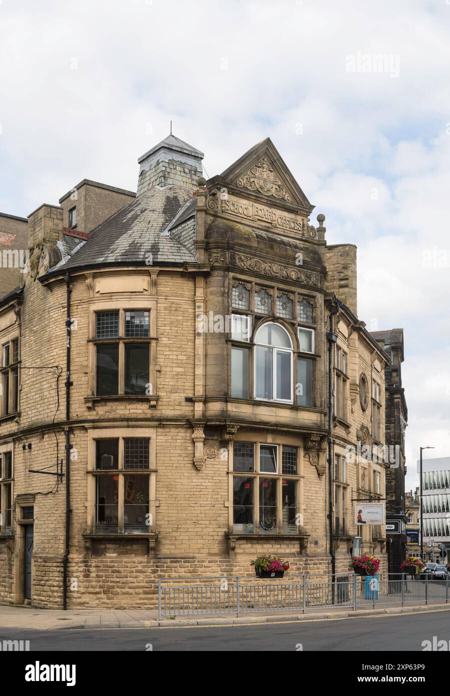 Ex uffici del Consiglio scolastico, ora centro buddista, Keighley, Yorkshire, Inghilterra, Regno Unito Foto Stock