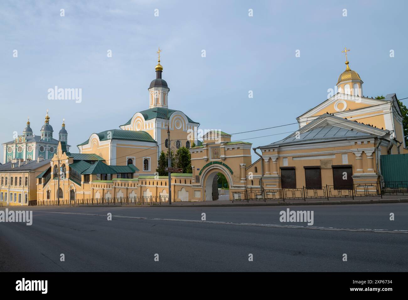 SMOLENSK, RUSSIA - 12 LUGLIO 2024: Vista dell'antico monastero della Santissima Trinità in una soleggiata mattina di luglio Foto Stock