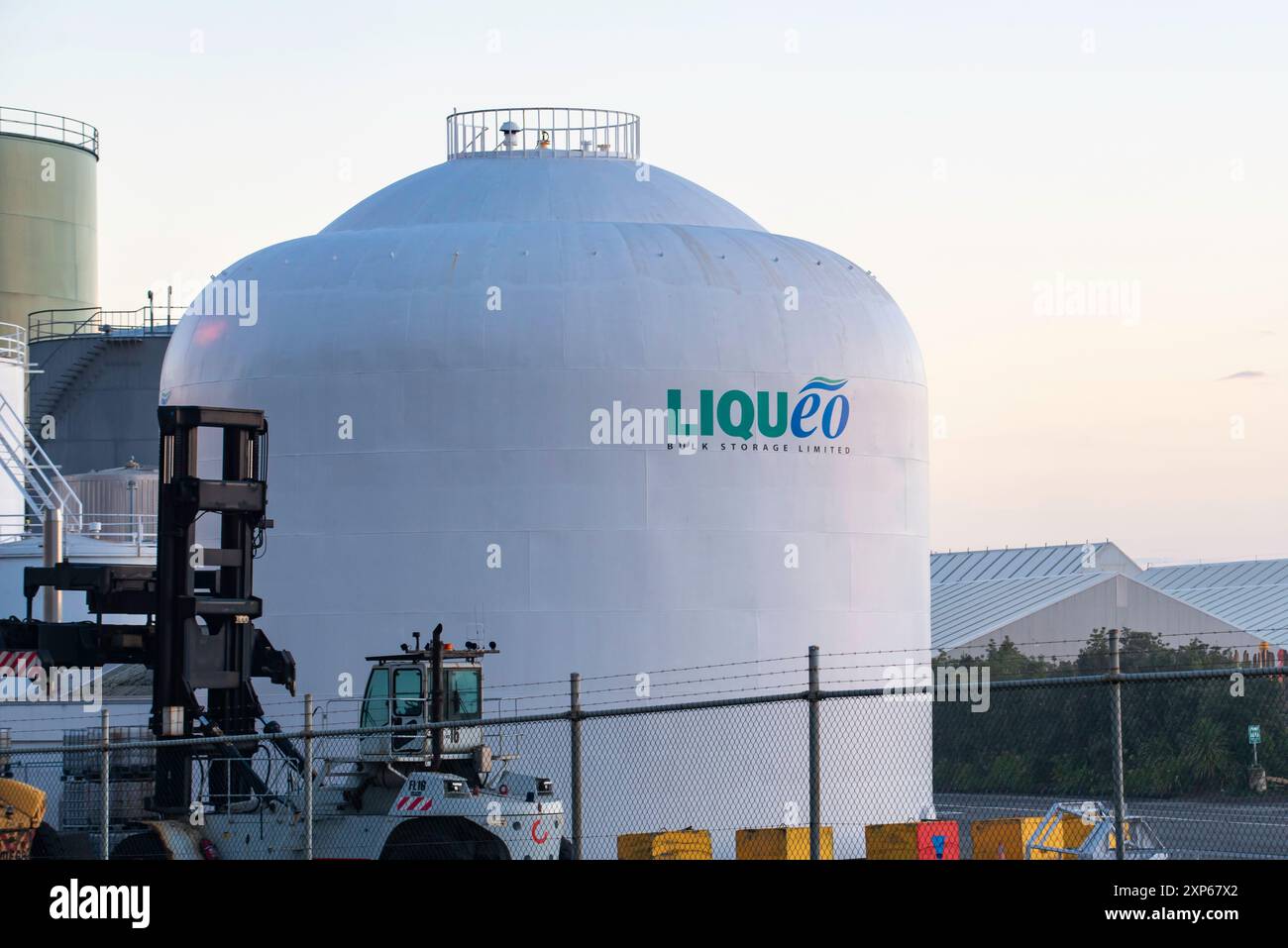 Un impianto di stoccaggio di liquidi sfusi a Port Napier di proprietà di Liqueo Bulk Storage Limited, una società controllata dell'impresa locale neozelandese SBT Group Foto Stock