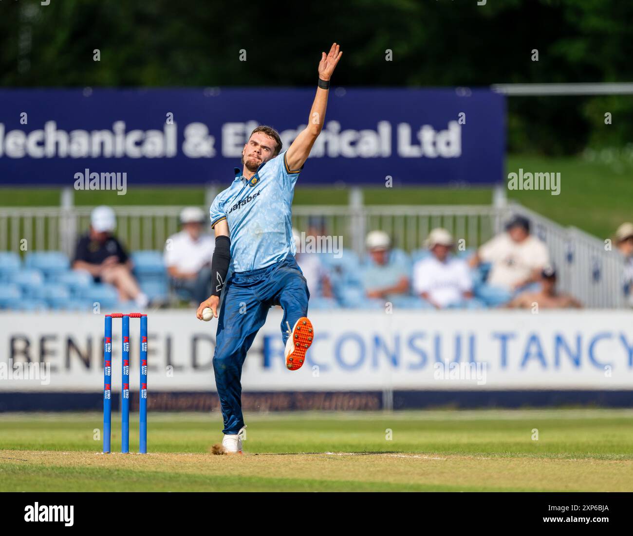Sam Conners bowling per il Derbyshire in una partita di One Day Cup tra Derbyshire e Worcestershire Foto Stock