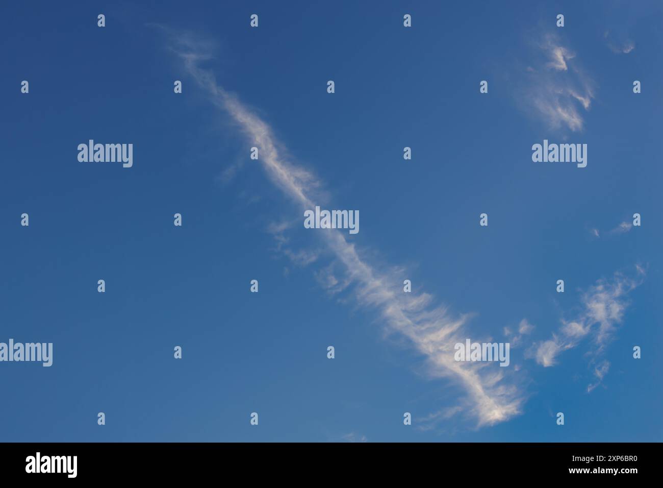 Sottile nuvola di penuria crea un picco nel cielo Foto Stock