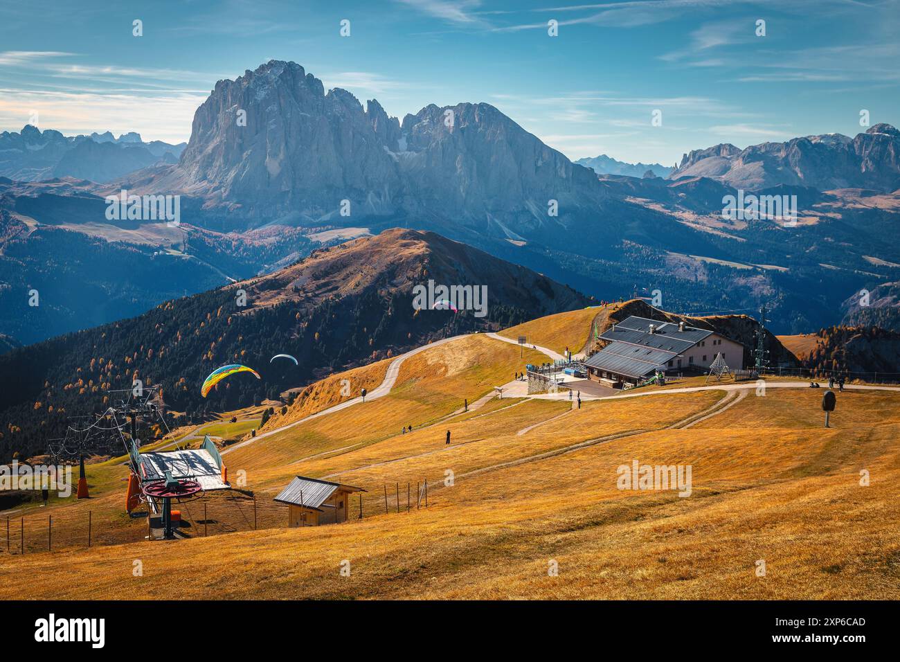 Splendida vista e luogo famoso nelle Dolomiti con parapendio, Seceda, Italia, Europa Foto Stock