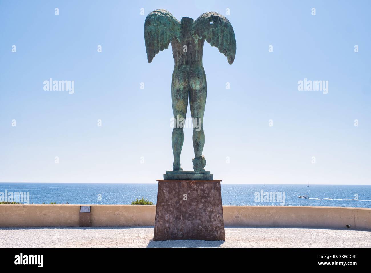 Vista posteriore della scultura alata di Igor Mitoraj di fronte al castello Maniace a Siracusa Foto Stock