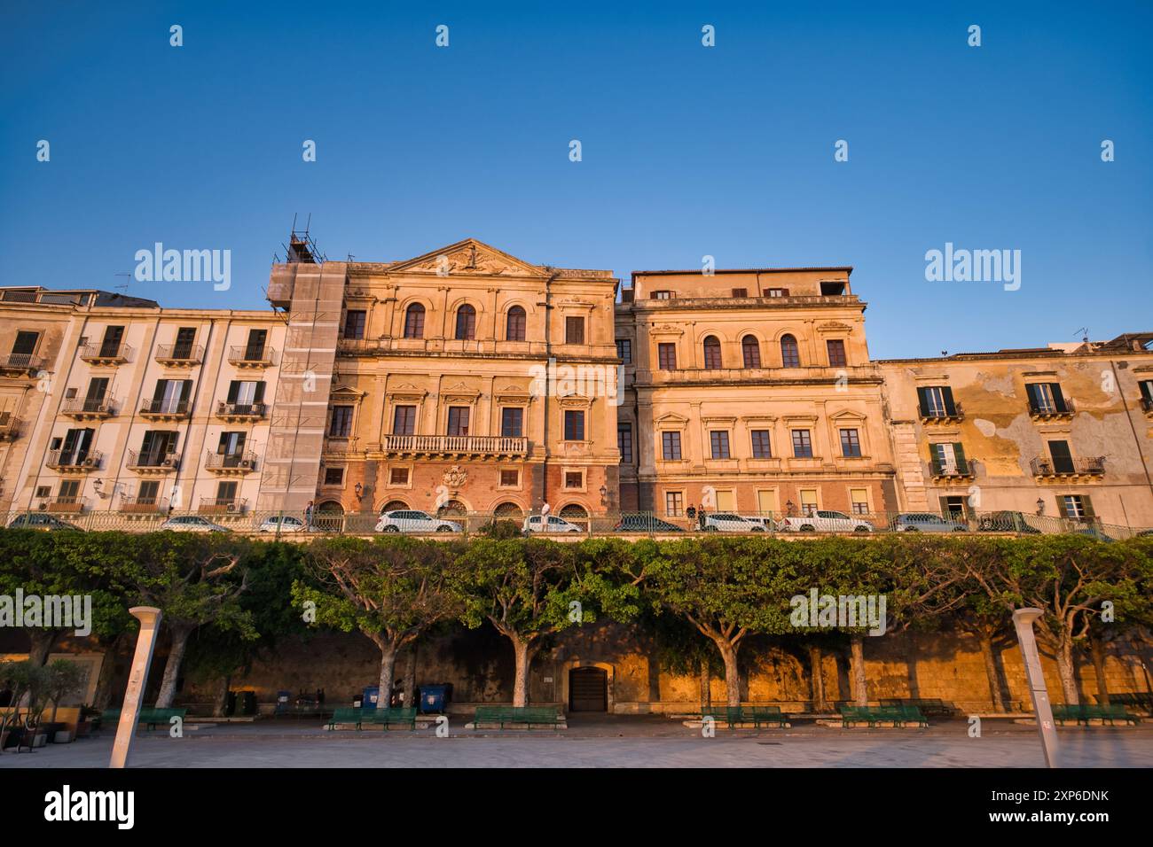 Vista dei vecchi edifici in cima al foro V.Emanuel II a Siracusa Foto Stock
