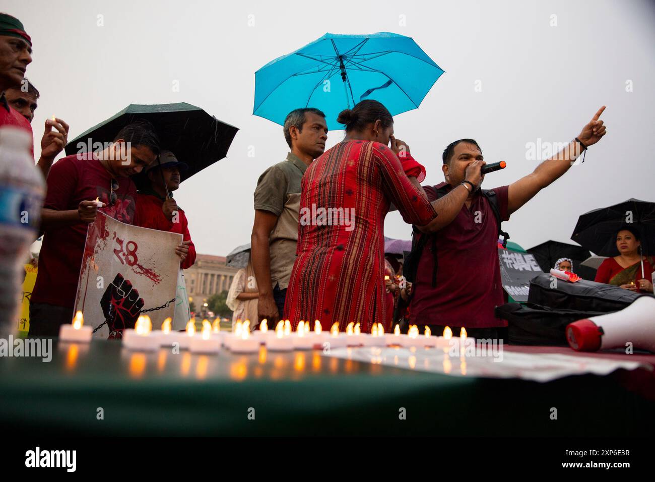 Washington DC, Stati Uniti. 3 agosto 2024. La comunità bengalese tiene una veglia a lume di candela il 3 agosto 2024 al National Mall, Washington DC, USA per sostenere il movimento anti-discriminatorio degli studenti in Bangladesh. Hanno condannato il governo per aver ucciso studenti innocenti e minorenni. Dalla vigilia, hanno anche chiesto di dimettersi dall'attuale primo ministro Sheikh Hasina, che è al potere dal 2009. All'inizio, il movimento studentesco iniziò a riformare il sistema di quote del paese per il governo. Credito: Aashish Kiphayet/Alamy Live News Credit: Aashish Kiphayet/Alamy Live News Foto Stock