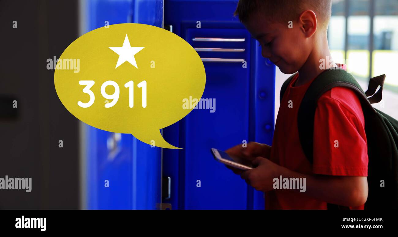 Vista laterale di un ragazzo ispanico accanto a una chat box gialla contenente numeri crescenti e un'icona a forma di stella Foto Stock