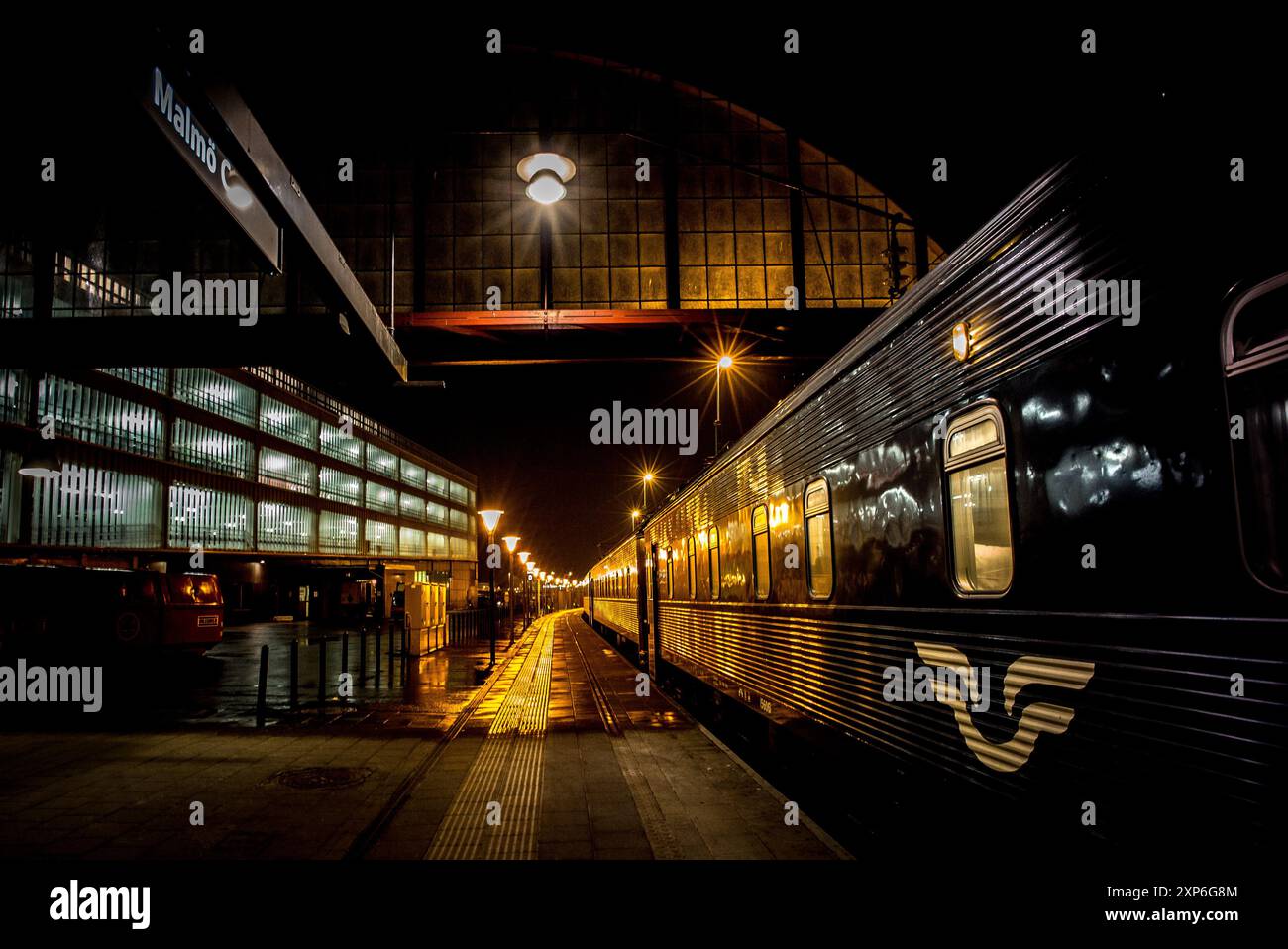 Prima della partenza dalla stazione centrale di Malmö sul treno notturno Foto Stock
