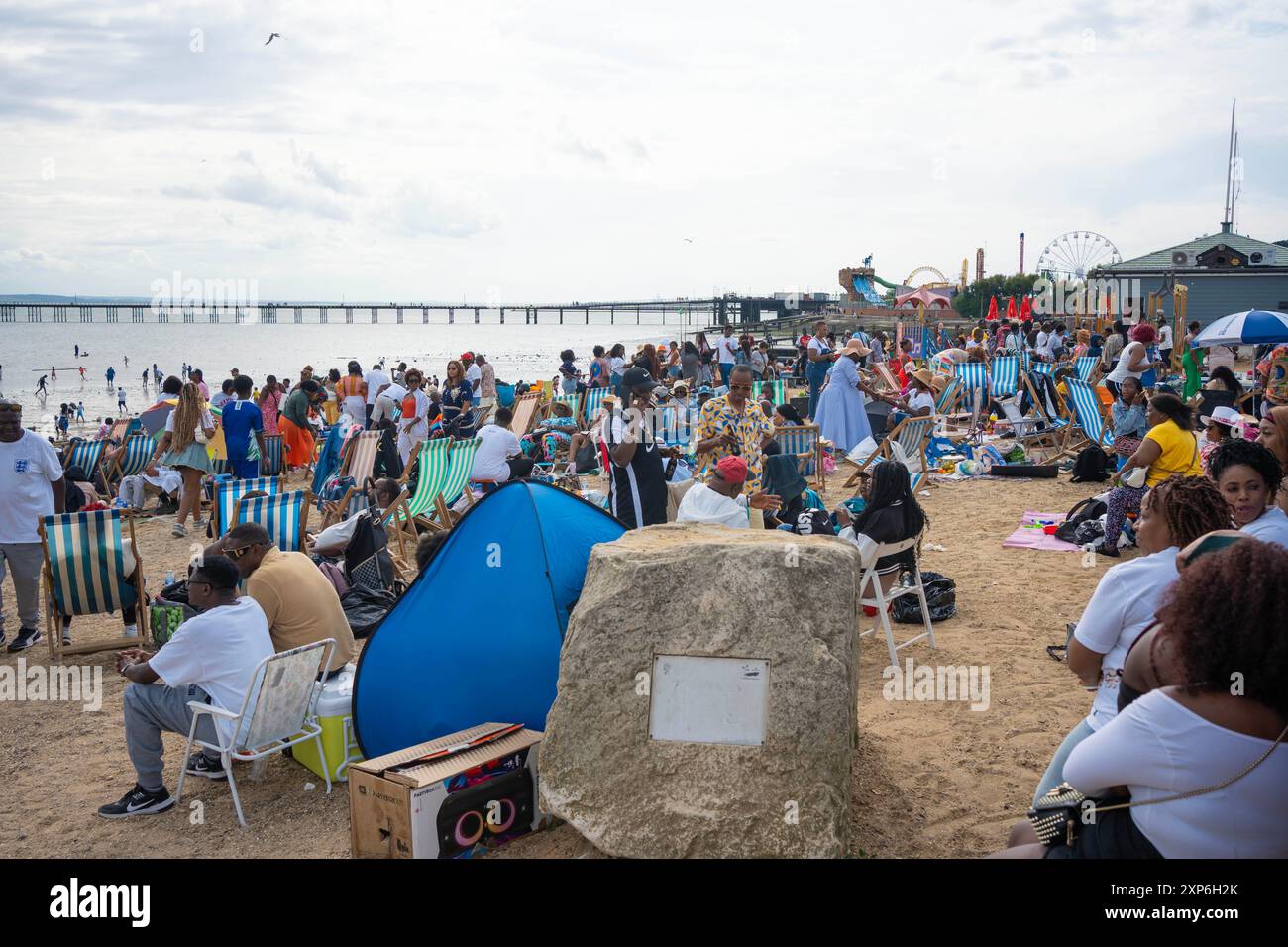 Southend, Regno Unito. 3 agosto 2024. A seguito degli attacchi della banda machete sulla spiaggia, la polizia dell'Essex ha emesso un ordine di dispersione a Southend questo fine settimana per reprimere la sicurezza. La polizia era di stanza alla stazione ferroviaria per interrogare e, se necessario, perquisire gli escursionisti che arrivavano da Londra. Hanno anche fermato e interrogato i giovani lungo il lungomare. Southend è una destinazione popolare per il fine settimana per i migranti africani di 1a generazione. Crediti: Lab Ky Mo/Alamy Live News Foto Stock