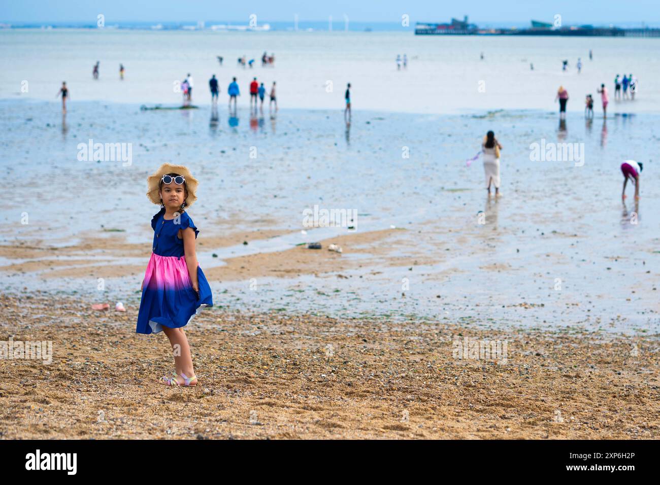 Southend, Regno Unito. 3 agosto 2024. A seguito degli attacchi della banda machete sulla spiaggia, la polizia dell'Essex ha emesso un ordine di dispersione a Southend questo fine settimana per reprimere la sicurezza. La polizia era di stanza alla stazione ferroviaria per interrogare e, se necessario, perquisire gli escursionisti che arrivavano da Londra. Hanno anche fermato e interrogato i giovani lungo il lungomare. Southend è una destinazione popolare per il fine settimana per i migranti africani di 1a generazione. Crediti: Lab Ky Mo/Alamy Live News Foto Stock