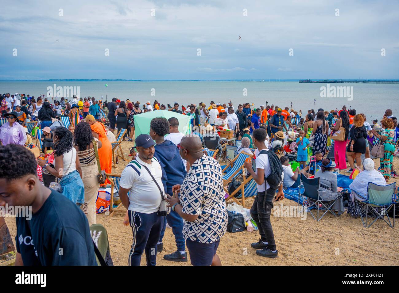 Southend, Regno Unito. 3 agosto 2024. A seguito degli attacchi della banda machete sulla spiaggia, la polizia dell'Essex ha emesso un ordine di dispersione a Southend questo fine settimana per reprimere la sicurezza. La polizia era di stanza alla stazione ferroviaria per interrogare e, se necessario, perquisire gli escursionisti che arrivavano da Londra. Hanno anche fermato e interrogato i giovani lungo il lungomare. Southend è una destinazione popolare per il fine settimana per i migranti africani di 1a generazione. Crediti: Lab Ky Mo/Alamy Live News Foto Stock