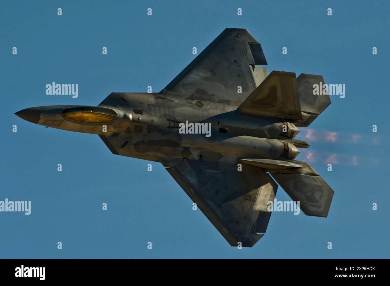 Un F-22A Raptor vola durante l'Aviation Nation 11 novembre 2012, presso la Nellis Air Force base, Nevada. L'F-22A Raptor è stato sviluppato per contrastare l'aumento Foto Stock