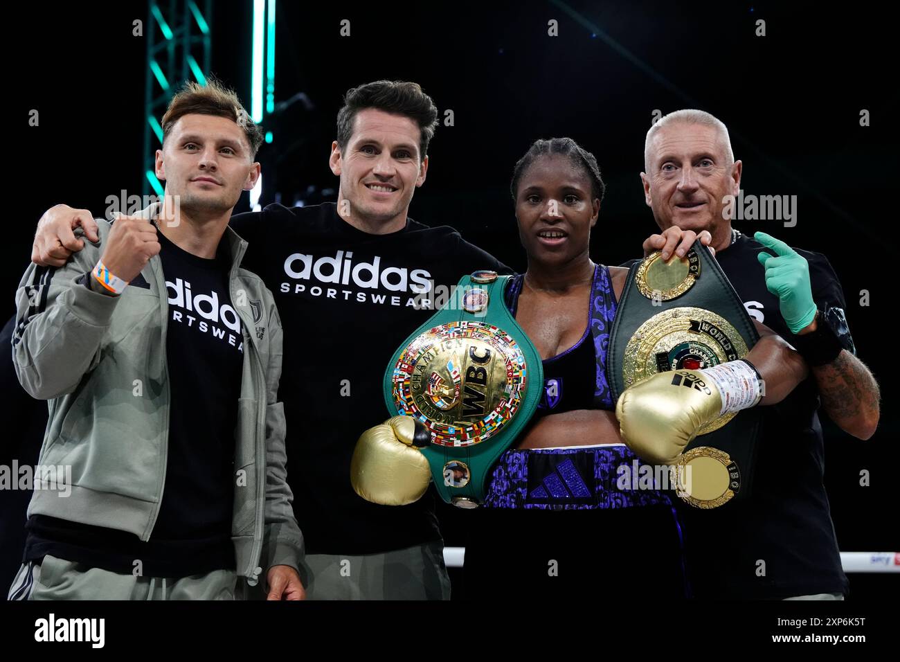 Caroline Dubois festeggia con il suo allenatore Shane McGuigan (2° a sinistra) dopo la vittoria a punti su Maira Moneo nel WBC Interim e nell'IBO World Lightweight Title all'Oakwell Stadium di Barnsley. Data foto: Sabato 3 agosto 2024. Foto Stock