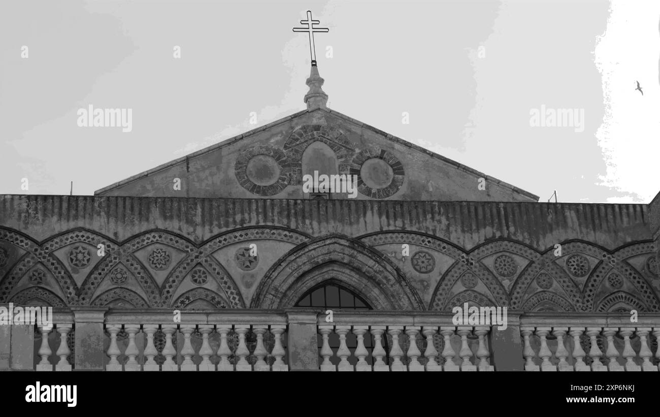 Facciata decorata della chiesa con simbolo a croce Illustrazione Vettoriale