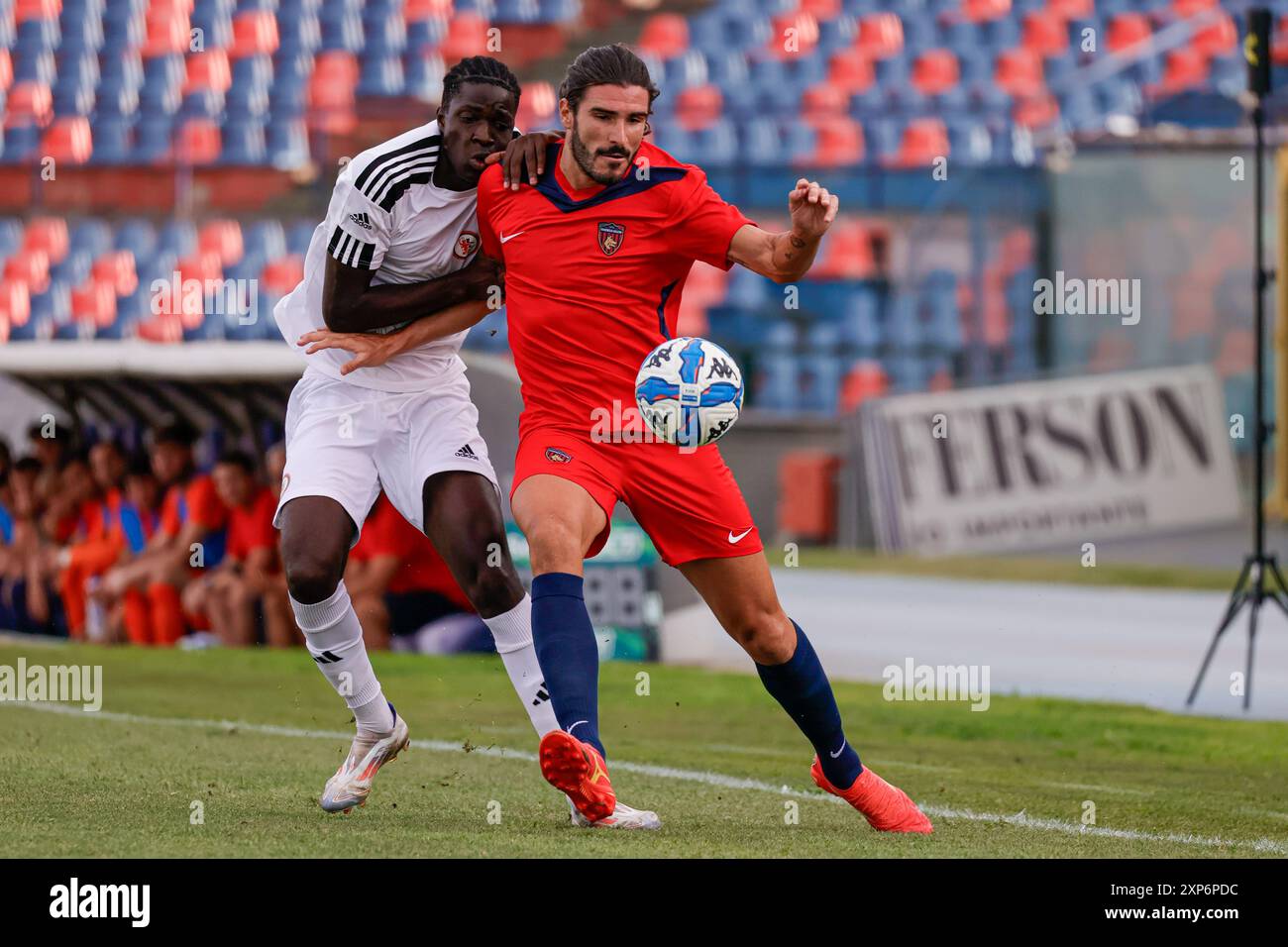 Cosenza, Italia. 3 agosto 2024. 03 agosto 2024, Stadio San Vito-Marulla: Alessandro Caporale (6 Cosenza) in azione durante l'amichevole tra Cosenza e Foggia allo Stadio San Vito-Marulla. (Francesco Farina/SPP) Francesco Farina/SPP (FRANCESCO FARINA/SPP) credito: SPP Sport Press Photo. /Alamy Live News Foto Stock