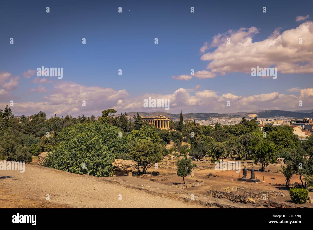 Atene, Grecia, 3 maggio 2024: Tempio di Efesto, Dio del fuoco e dell'artigianato, nelle antiche rovine greche dell'Agorà nel centro di Atene, Grecia Foto Stock