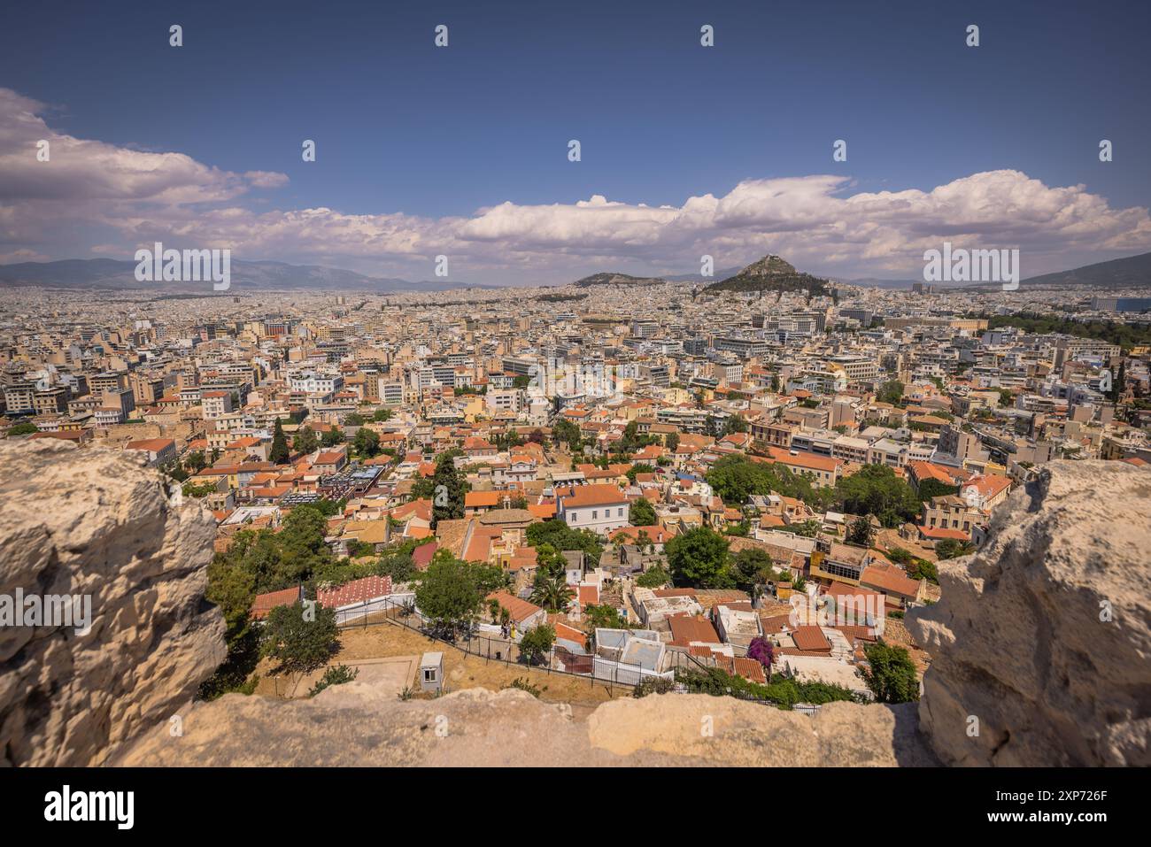 Atene, Grecia, 3 maggio 2024: La possente Acropoli UNESCO di Atene, nel centro di Atene, Grecia Foto Stock