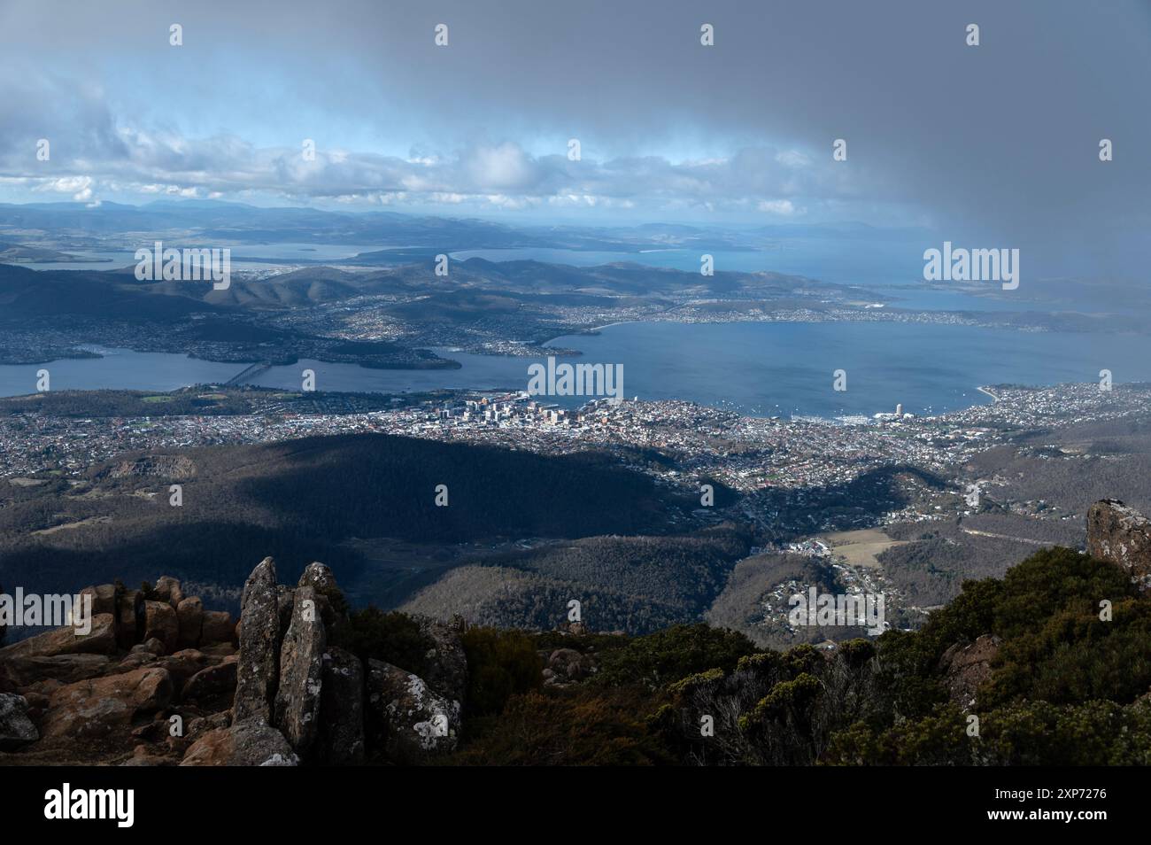 Vedute panoramiche della capitale di Hobart e oltre in Tasmania, Australia. Le viste sono dalla cima di 1271 metri (circa 3.000 piedi) di altezza Foto Stock