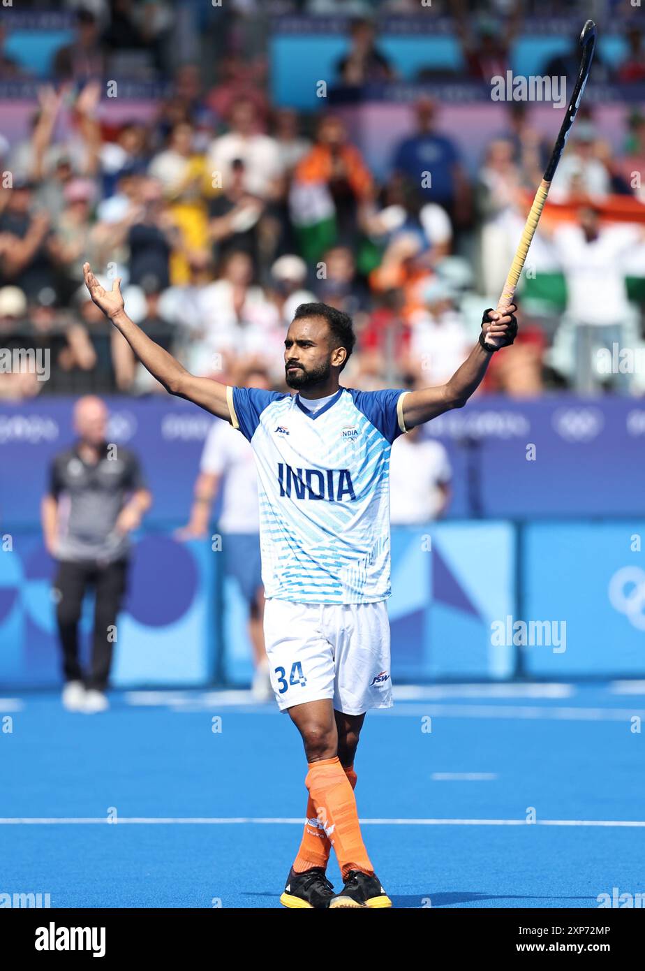 Parigi, Francia. 4 agosto 2024. Sukhjeet Singh dell'India celebra dopo i quarti di finale maschile di hockey tra Gran Bretagna e India a Colombes, periferia nord-occidentale di Parigi, Francia, 4 agosto 2024. Crediti: Ren Pengfei/Xinhua/Alamy Live News Foto Stock