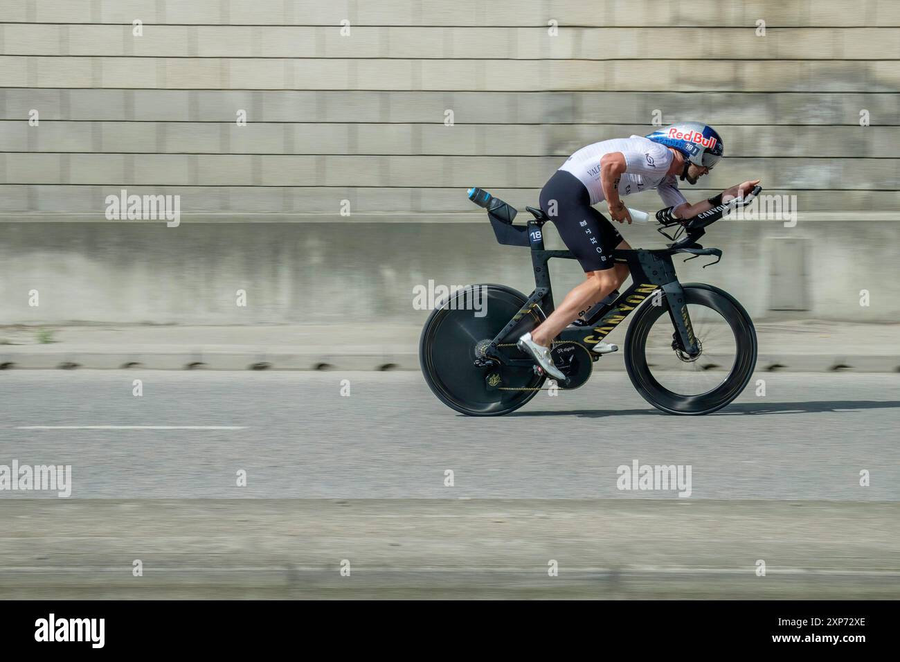 28 luglio 2024, T100 Triathlon World Series MEN's Race, London Docklands, UK. Sam Laidlow, francese, sta andando a vincere la gara. Foto Stock