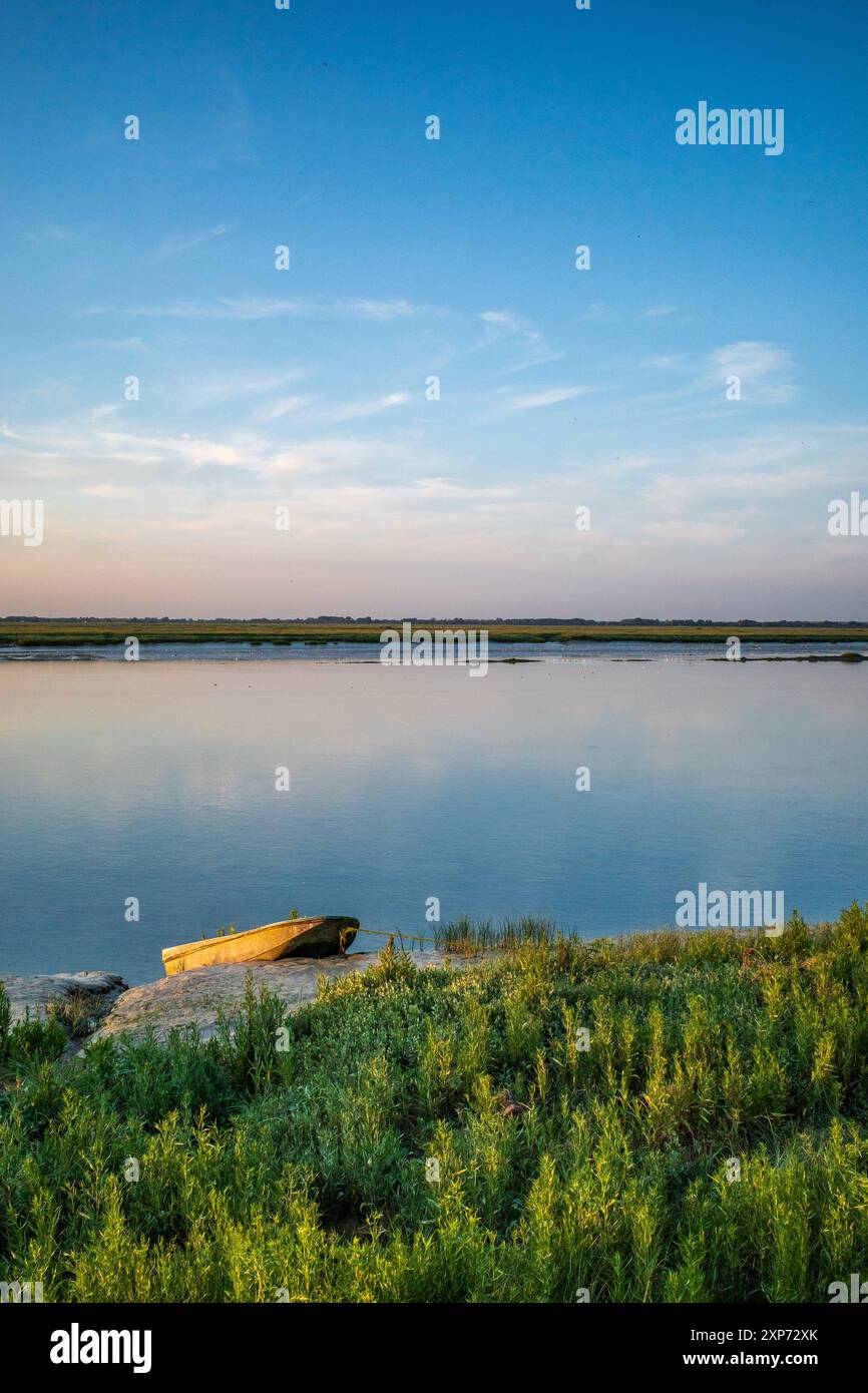 Barca solitaria sulle rive dell'estuario del fiume somme a St. Valery Sur somme, Francia settentrionale. Estate 2024. Evocativo. Pittoresco. Foto Stock