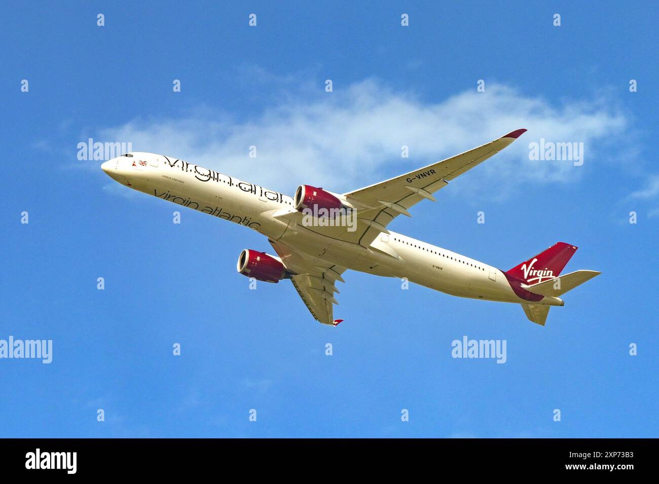 Londra, Inghilterra, Regno Unito - 28 aprile 2024: Airbus A350 (registrazione G-VNVR) della Virgin Atlantic Airways che sale dopo il decollo dall'aeroporto di Londra Heathrow Foto Stock