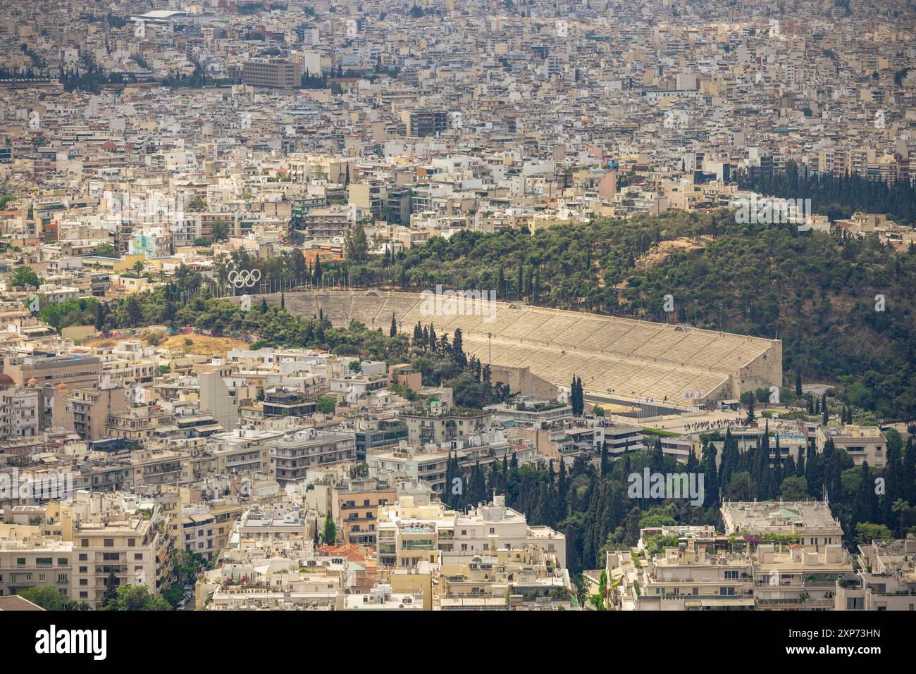 Atene, Grecia, 5 maggio 2024: Vista panoramica della città di Atene dalla collina di Lycabettuds, Grecia Foto Stock