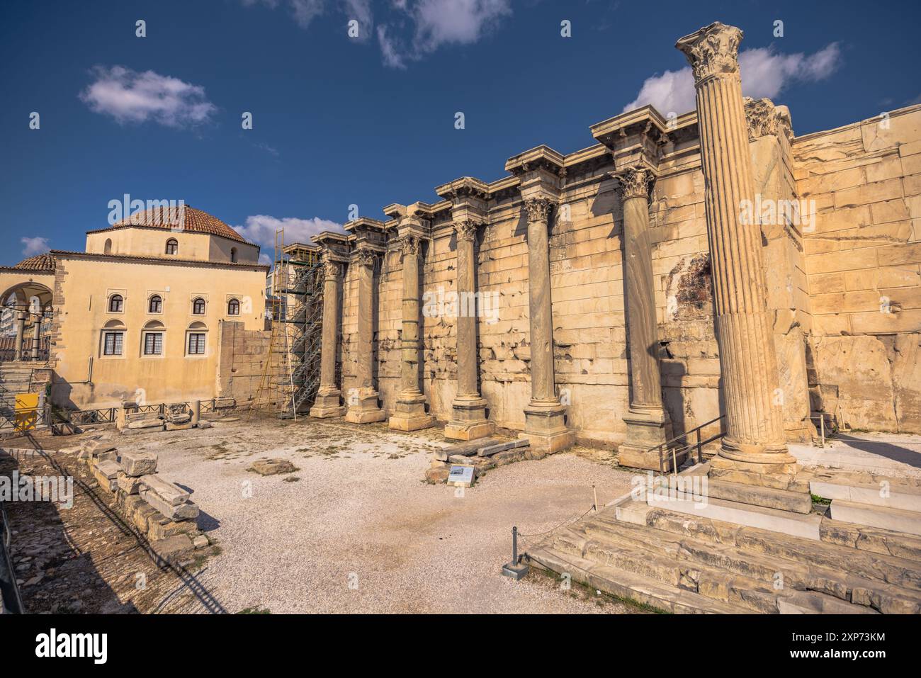 Atene, Grecia, 5 maggio 2024: Antica Biblioteca di Adriano ad Atene, Grecia Foto Stock