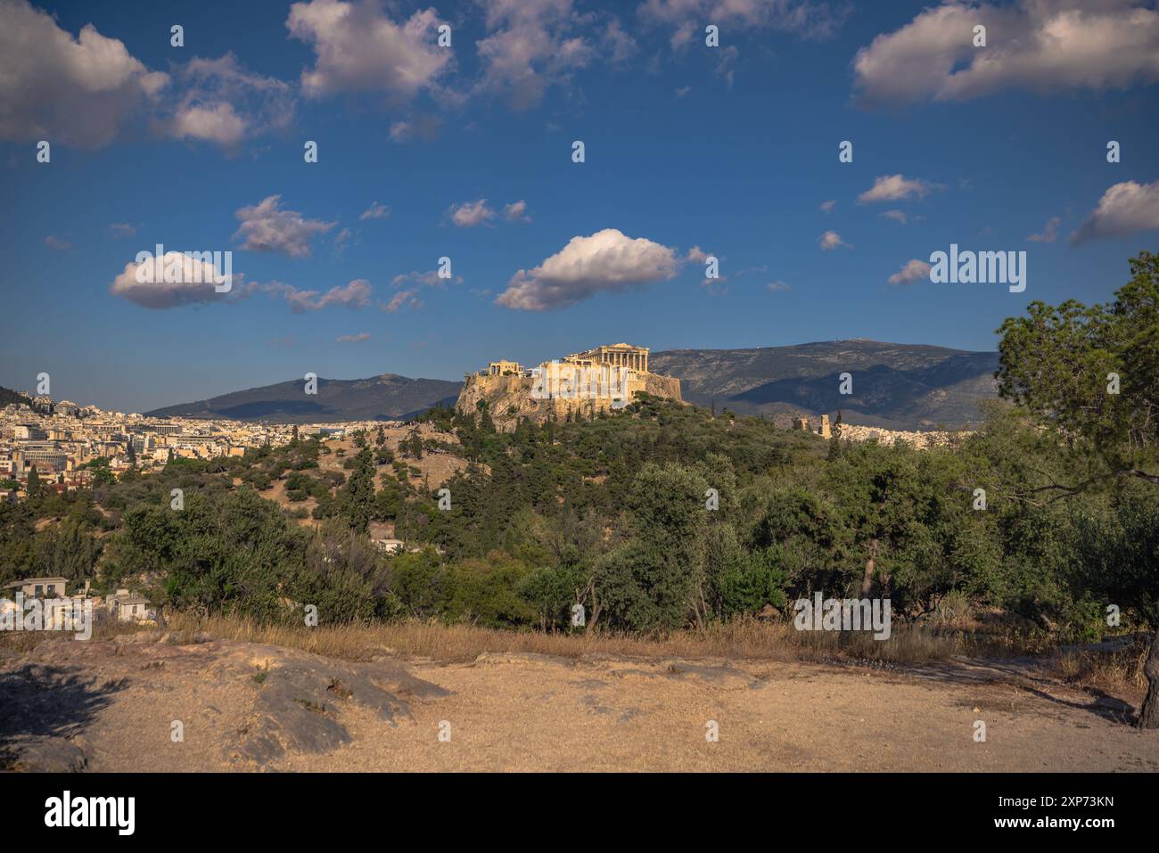 Vista panoramica dell'Acropoli di Atene dalla collina di Filopappo in Grecia Foto Stock